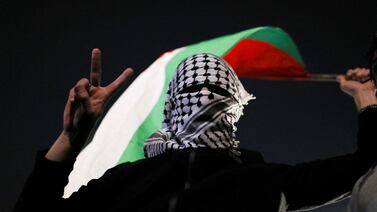 FILE PHOTO: A demonstrator holds a flag during a protest in support of Palestinians in Gaza, amid the ongoing conflict between Israel and the Palestinian Islamist group Hamas, outside Al Kalouti mosque near the Israeli embassy in Amman, Jordan, March 26, 2024.  REUTERS / Alaa Al-Sukhni / File Photo