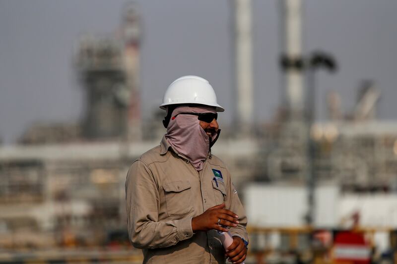 FILE PHOTO: An employee looks on at Saudi Aramco oil facility in Abqaiq, Saudi Arabia October 12, 2019.  REUTERS / Maxim Shemetov /  / File Photo