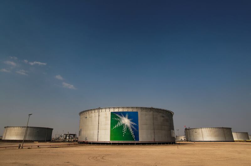 FILE PHOTO: A view shows branded oil tanks at Saudi Aramco oil facility in Abqaiq, Saudi Arabia October 12, 2019.  REUTERS / Maxim Shemetov / File Photo
