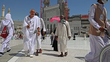 Muslim pilgrims arrive outside the Grand Mosque in Saudi Arabia's holy city of Mecca on July 5, 2022.  - One million people, including 850,000 from abroad, are allowed to participate in this year's hajj -- a key pillar of Islam that all able-bodied Muslims with the means are required to perform at least once -- after two years of drastically curtailed numbers due to the coronavirus pandemic.  (Photo by Christina ASSI  /  AFP)