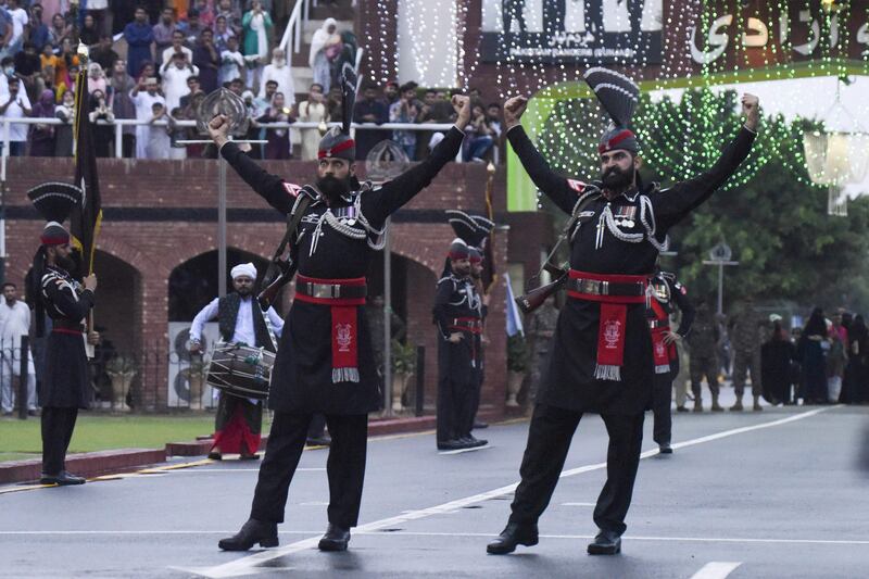 This picture taken on August 15, 2022, shows Pakistani Rangers (in black) taking part in the Beating the Retreat ceremony during India's 75th Independence Day celebrations at the India-Pakistan Wagah border post, about 35km from Amritsar.  (Photo by Narinder NANU  /  AFP)