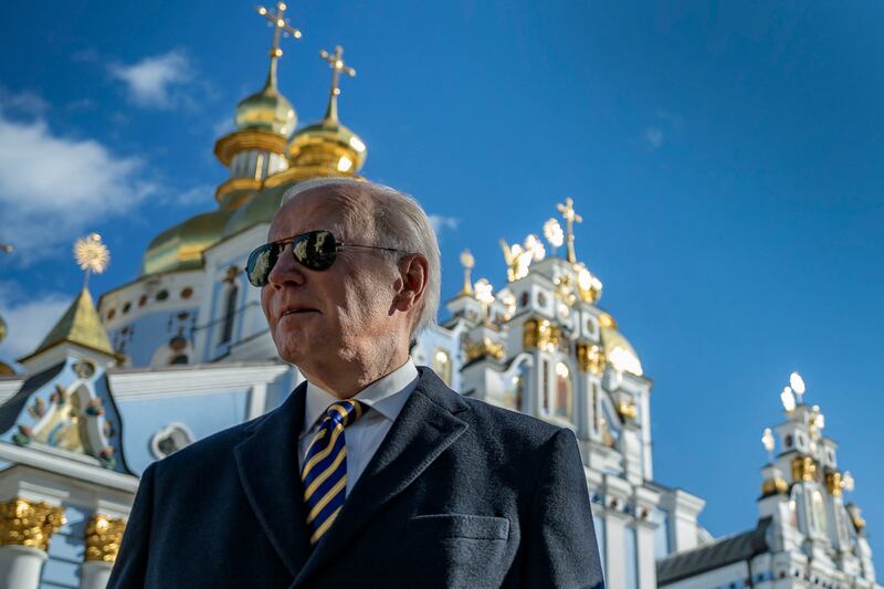 This handout photograph taken and released by the Ukrainian Presidential press service on February 20, 2023 shows US President Joe Biden in front of St.  Michael’s Golden-Domed Cathedral as he arrives for a visit in Kyiv.  - US President Joe Biden made a surprise trip to Kyiv on February 20, 2023, ahead of the first anniversary of Russia's invasion of Ukraine, AFP journalists saw.  Biden met Ukrainian President Volodymyr Zelensky in the Ukrainian capital on his first visit to the country since the start of the conflict.  (Photo by Handout  /  UKRAINIAN PRESIDENTIAL PRESS SERVICE  /  AFP)  /  RESTRICTED TO EDITORIAL USE - MANDATORY CREDIT "AFP PHOTO  /  HO  /  UKRAINIAN PRESIDENTIAL PRESS SERVICE" - NO MARKETING NO ADVERTISING CAMPAIGNS - DISTRIBUTED AS A SERVICE TO CLIENTS