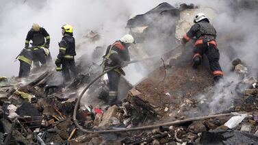 Rescuers work at the scene of a building damaged by Russian rocket attack in Kharkiv, Ukraine, Tuesday, Jan.  23, 2024.  (AP Photo / Andrii Marienko)
